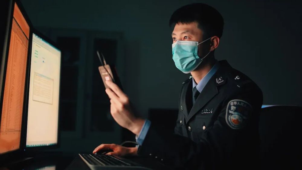 一个警察一个小偷是什么成语_小偷的万能钥匙是什么(3)