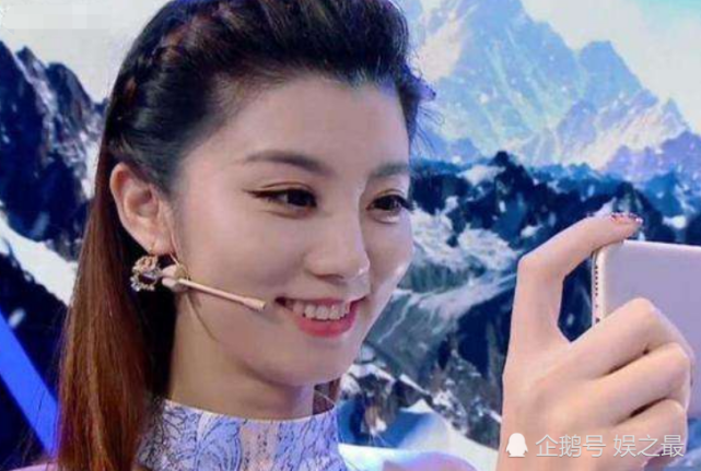 娶了给他递话筒的女孩王牌主持沈涛妻子真是费费