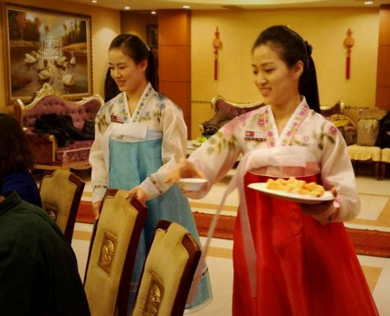 朝鲜姑娘到中国当服务员,直言赚钱很多,但很反感中国男人这个"坏毛病"
