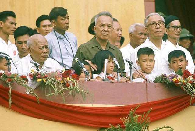 1975年越南南方共和国开国大典:阅兵武器大多中国造