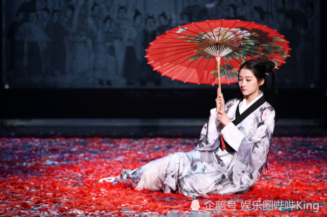 关晓彤重现青萍经典造型,穿水墨汉服配红纸伞,花瓣中轻舞柔美不失英气