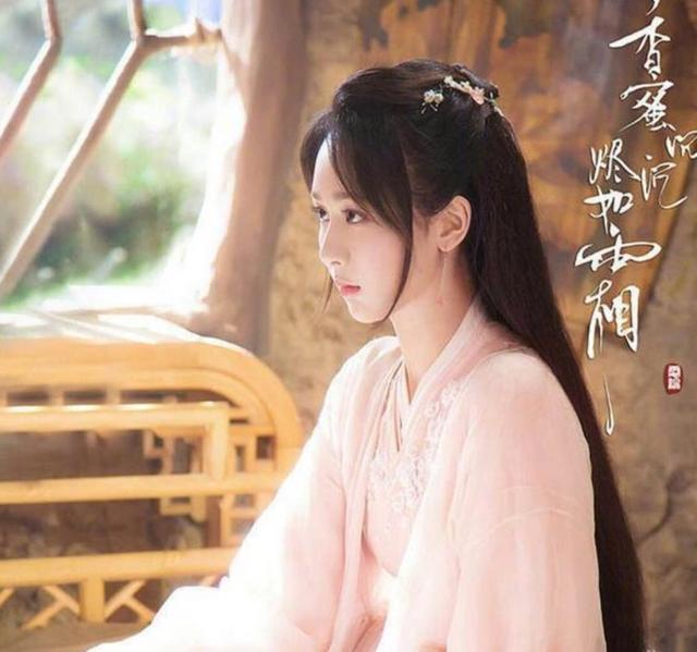杨紫《青簪行》路透曝光,古装造型飘逸,粉色长裙身姿轻盈