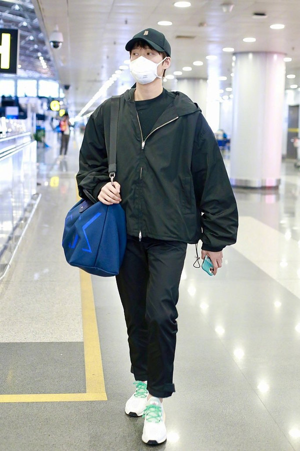 魏大勋身材真好,一身黑穿出男友力,难怪能和时尚女王