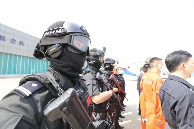 当天上午,在杭州钱塘新区的道路上,两辆杭州市特警支队利箭突击队的