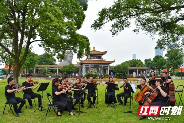 新颖的户外音乐会吸引了不少游客驻足欣赏.