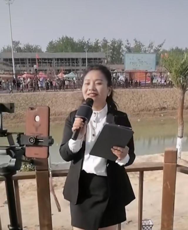 美女袁庆黑衣黑裙广场上直播唱歌网友背景很亮