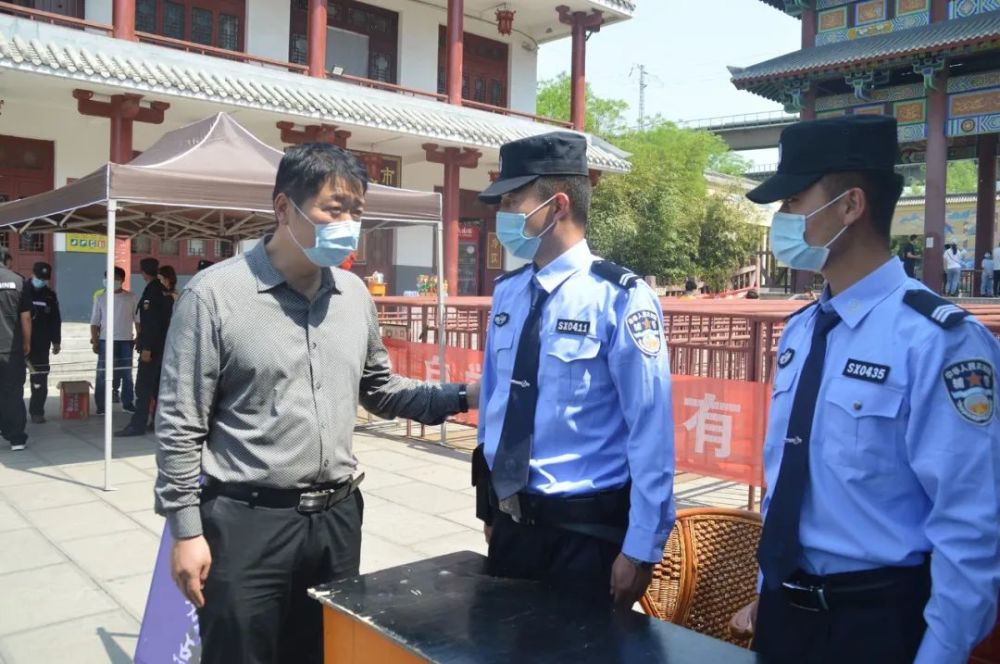 魏江海同志每到一处,都详细询问执勤情况,叮嘱执勤民