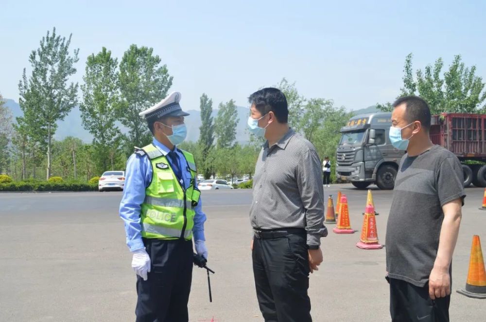 在娲皇宫景区看望慰问旅游警察大队执勤人员魏江海同志