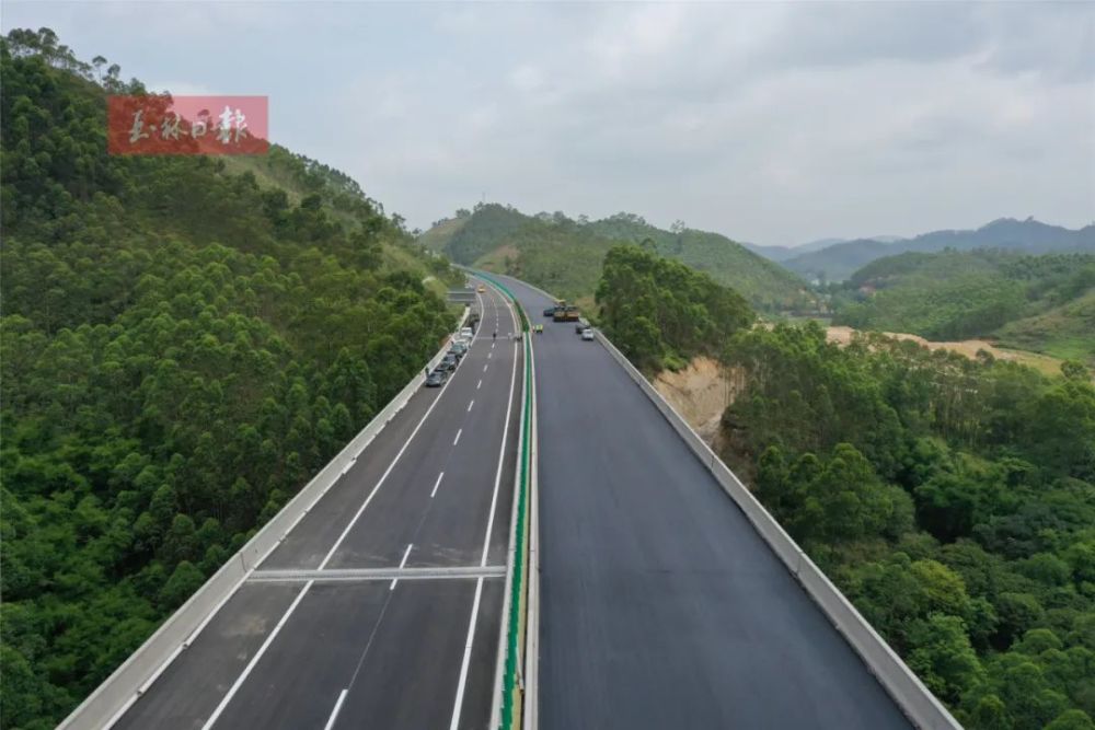 施工进入收尾阶段 9时,记者驱车从玉林市大南路驶上高速引道,经过大南