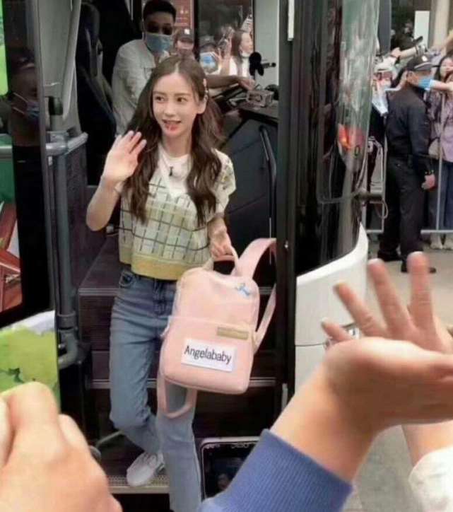 angelababy《跑男》路透照片,31岁粉嫩甜美活像高中生
