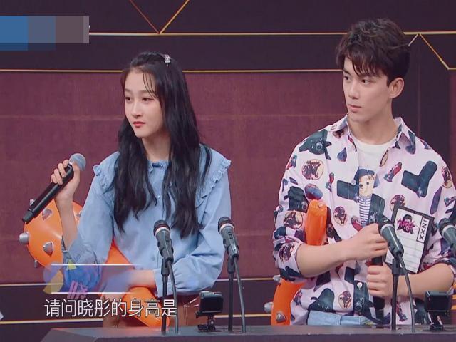 主持人问关晓彤身高,吴磊1秒钟说出答案,连晓彤都不好