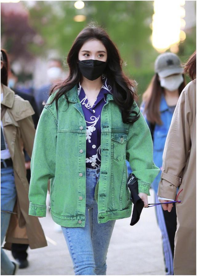杨幂穿搭太花俏,一身三色不显乱,私服同样穿出少女胯
