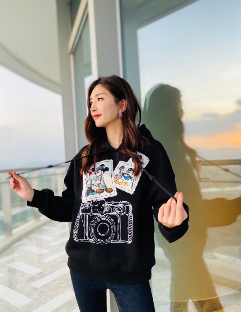 “曹皇后”江疏影褪下朝服换上碎花小裙子超清新,真的好养眼,江疏影,碎花裙 “曹皇后”江疏影褪下朝服换上碎花小裙子超清新,真的好养眼,江疏影,碎花裙