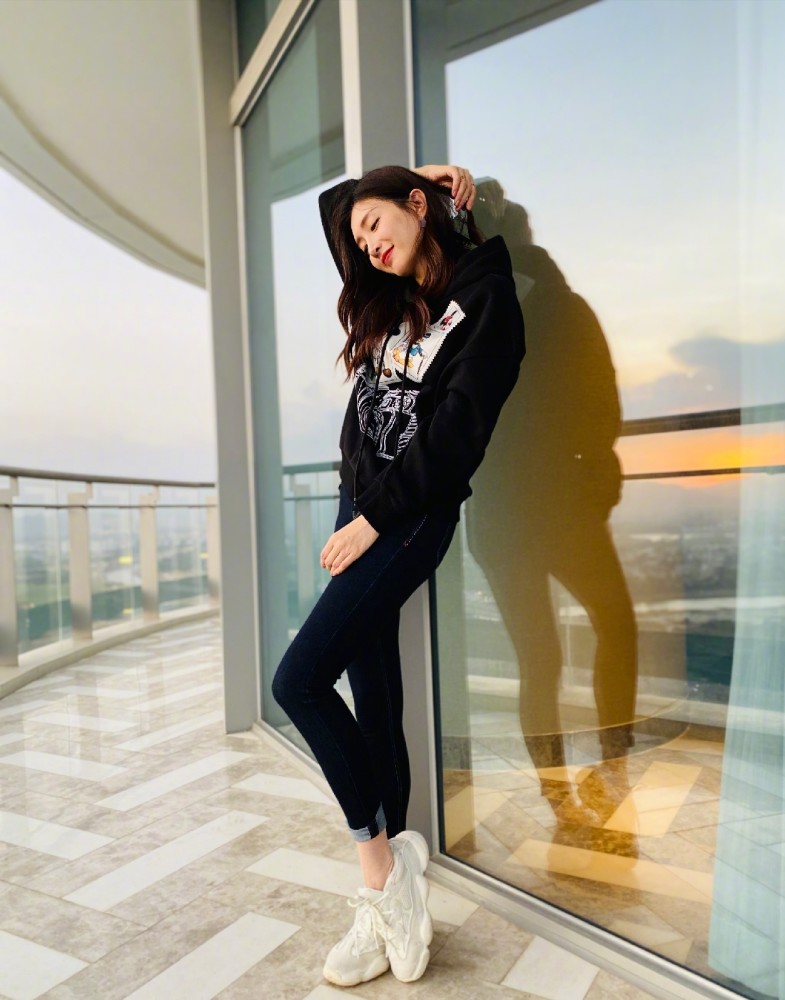 “曹皇后”江疏影褪下朝服换上碎花小裙子超清新,真的好养眼,江疏影,碎花裙 “曹皇后”江疏影褪下朝服换上碎花小裙子超清新,真的好养眼,江疏影,碎花裙