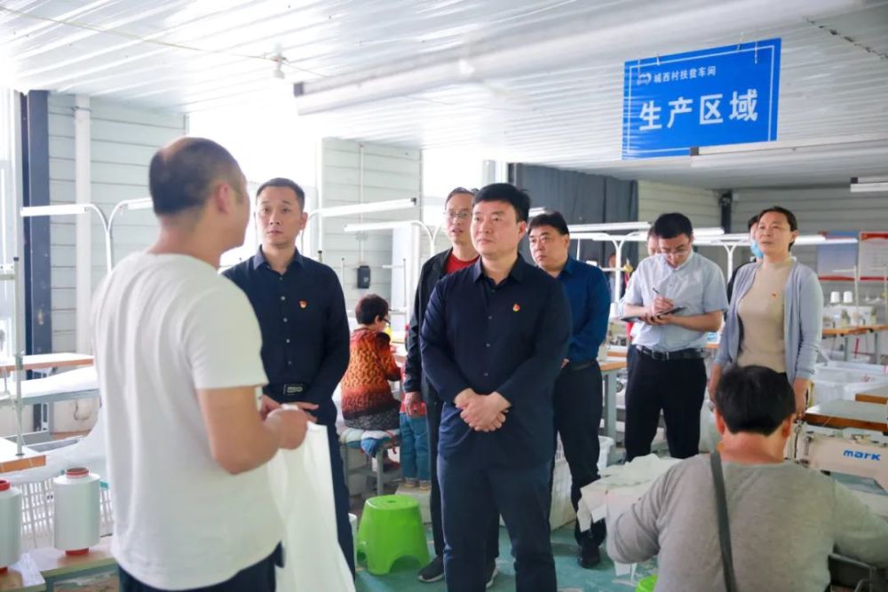 gdp和贫困标准关系_贫困山区的孩子图片(2)