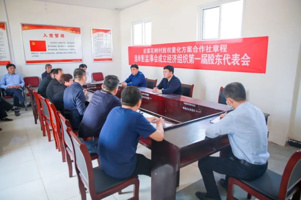 gdp和贫困标准关系_贫困山区的孩子图片(3)