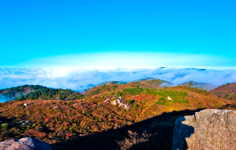 保留有原生态的大围山,五指岩上慢步行走,享天的胸怀和云的从容