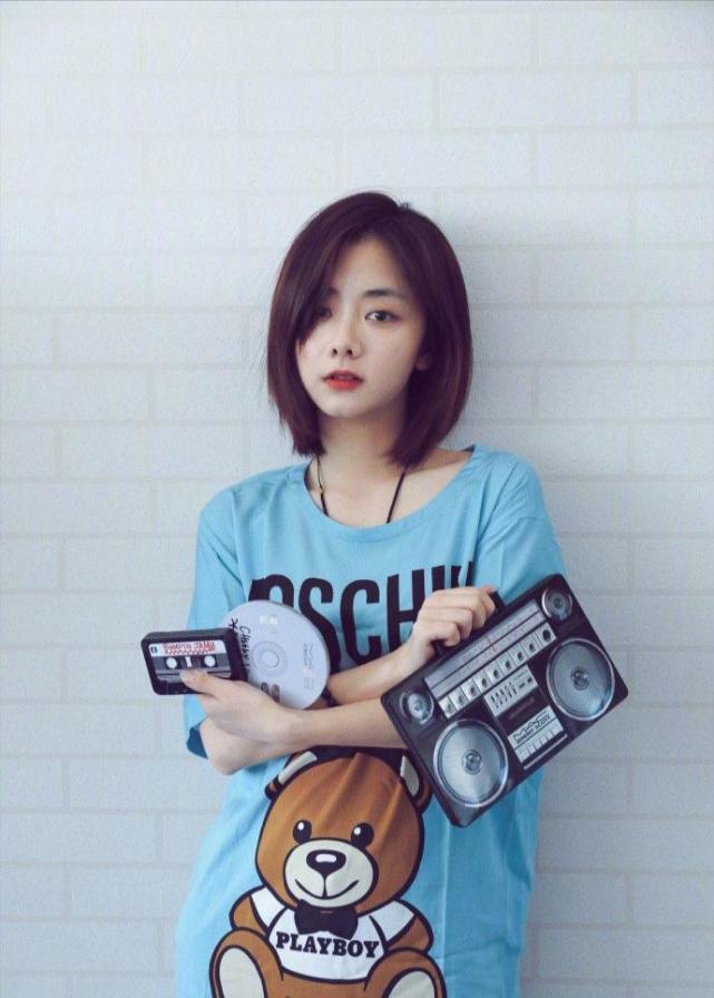 谭松韵封面大片,甜美清新穿搭与花朵元素结合,元气