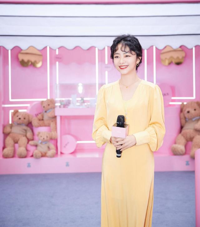 谭松韵封面大片,甜美清新穿搭与花朵元素结合,元气
