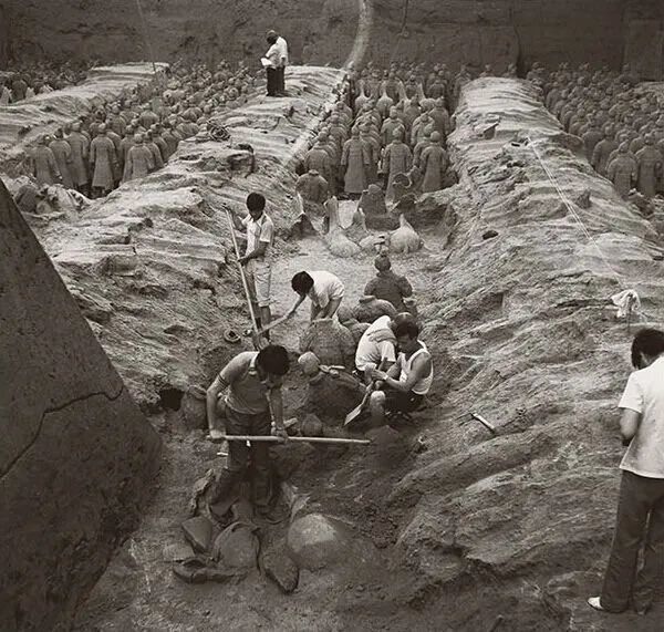 1974年兵马俑刚发现时的考古现场:工具简陋,但考古人员却激动不已