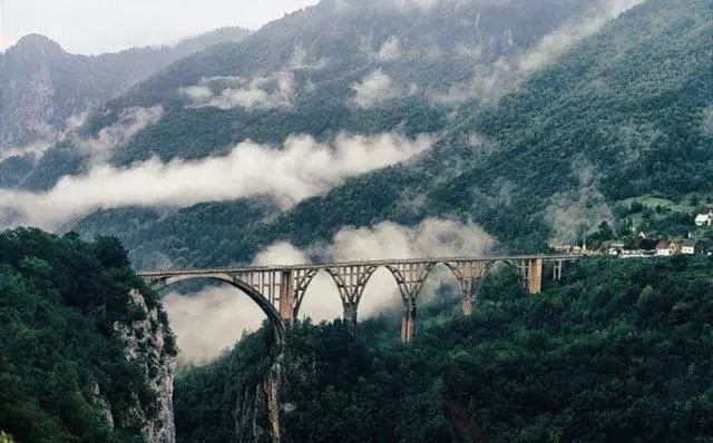来看看南斯拉夫经典故事片《桥》中的那座大桥
