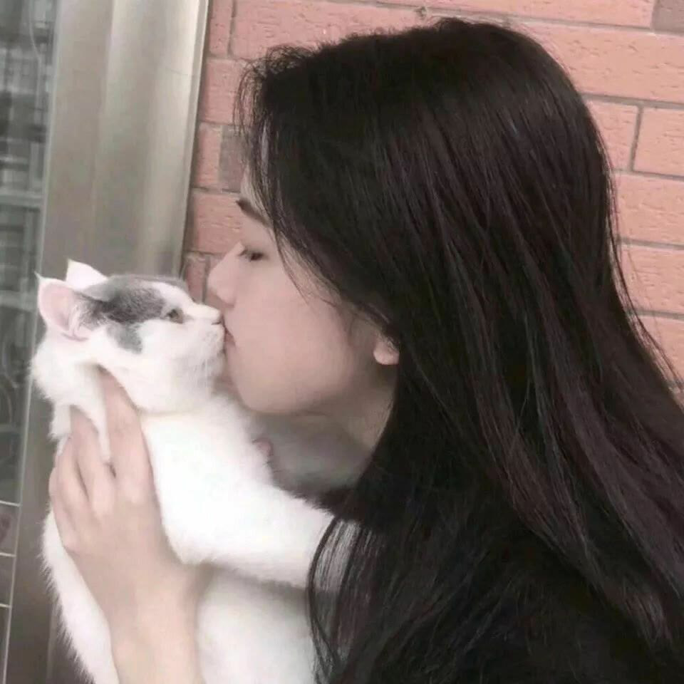 此时她看起来特别的漂亮,只是一个单纯的侧脸,就已经足够让人心动了.