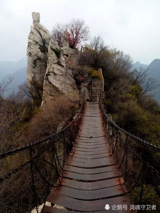 翠华山山顶自然矗立石人,仿佛天外飞仙,被人称为"太乙真人".