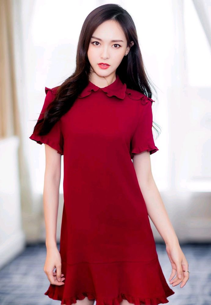 女星的红裙look,杨幂穿红裙唯美,唐嫣穿红裙清甜,你喜欢那套?