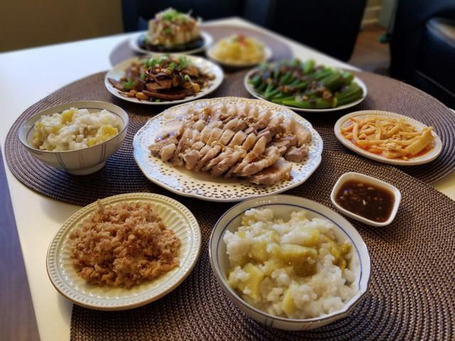 5月,2套清粥小菜套餐,搭配大鱼大肉,再配几道小菜,清爽好胃口