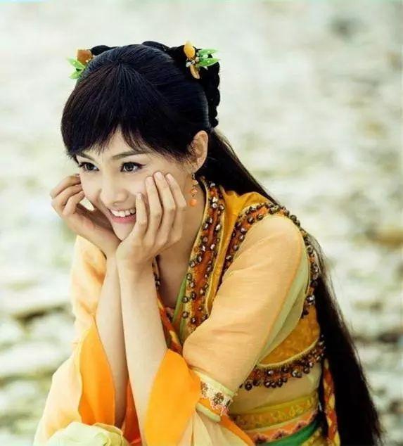 古装剧里女星双手托腮有多萌?唐宁可爱,赵丽颖少女感十足