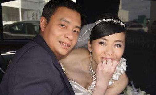 王小列和李琳不是一见钟情的那种,而是保持暧昧关系好长时间,直到2000