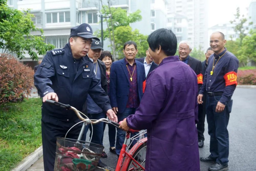 范良兴当好群众贴心人做好家门口警务室