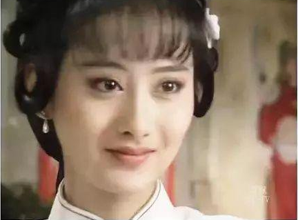 陈德容15岁被琼瑶看中,被夸赞为"第一美女"带入了娱乐圈,在《梅花