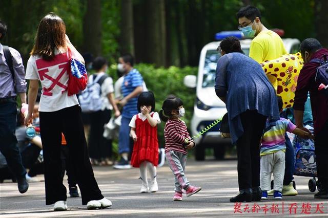 五一休假 市民到公园遛娃