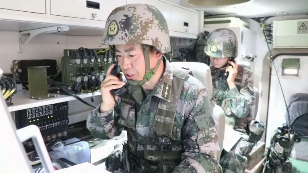 大漠戈壁 炮兵旅跨昼夜实弹射击