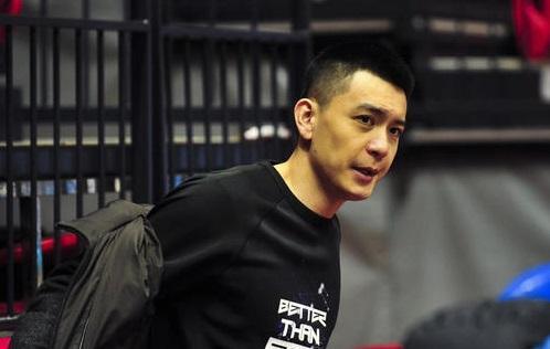 开始打造自己的青训体系了,内部消息,杨鸣引进了一名15岁,身高达到2米