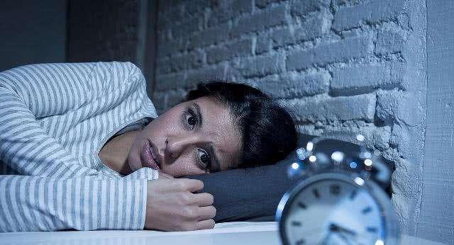 为何后半夜总是醒来?中医认为,这两条经络可能堵住了!