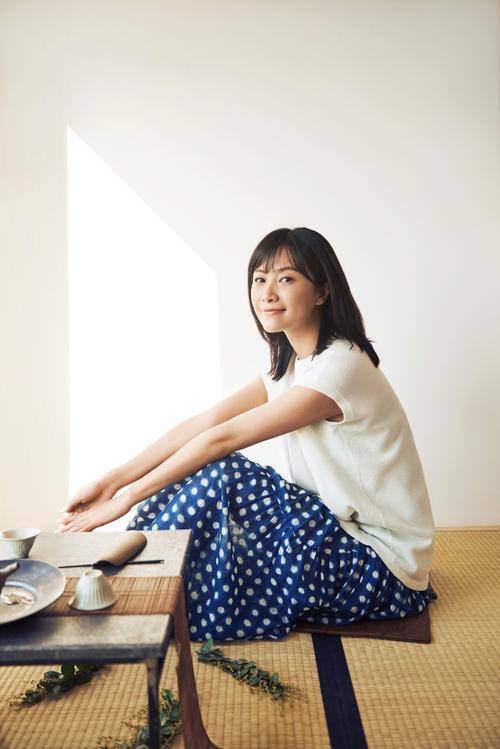 导演,还写得一手好字,虽然已经年近50岁,但美貌依旧不减当年,徐静蕾