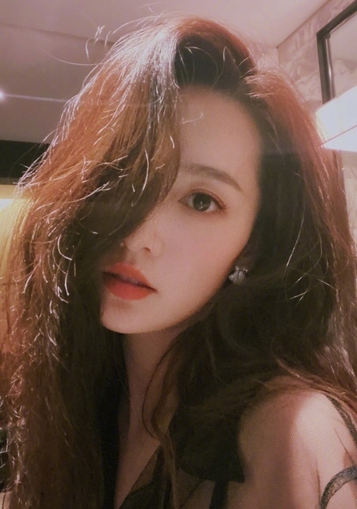 卡通衣服也可以穿出气质,李沁羊毛卷显年轻,谁愿意服老?