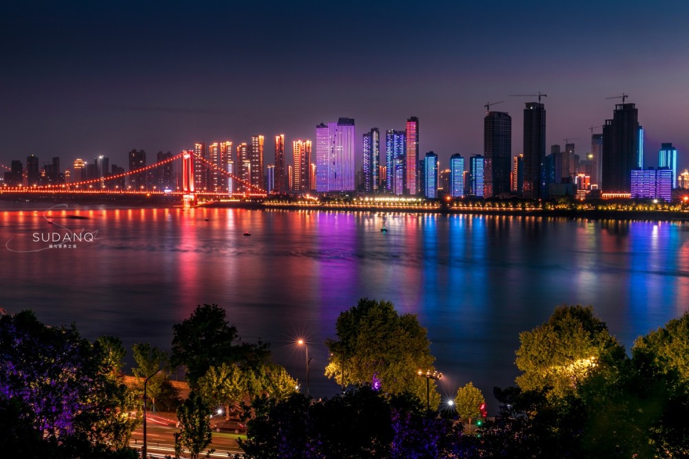 武汉赏夜景最美的地方,无疑是在长江大桥上,桥下,长江边.