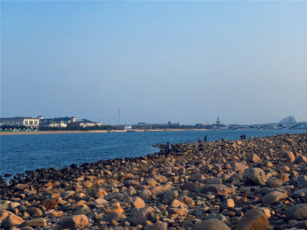 大部分游客来日照旅游的原因是因为他是一个海滨城市,所以日照的海边