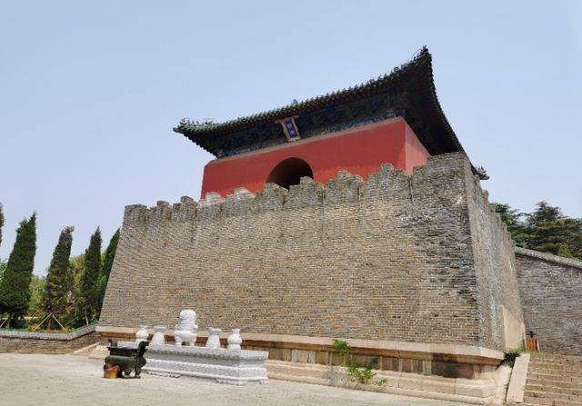 方城明楼 明楼为歇山飞檐斗拱建筑,建在方城之上,四面辟门