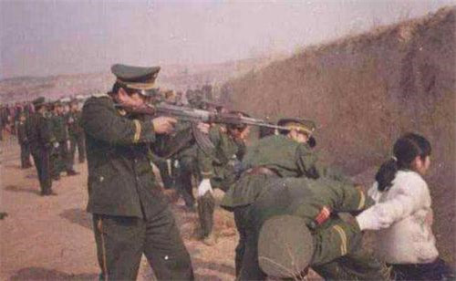处决犯人时,为什么要十几个人一起开枪?原因让你意想