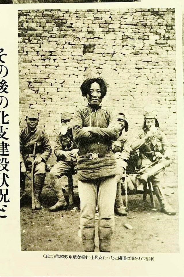 【令人憎恨的照片】1937年淞沪会战期间,侵入上海的日本鬼子,一副