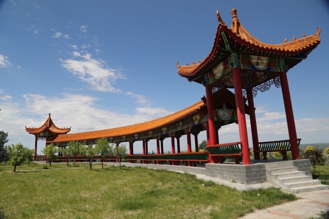 建在山上可鸟瞰五寨全貌的南山公园