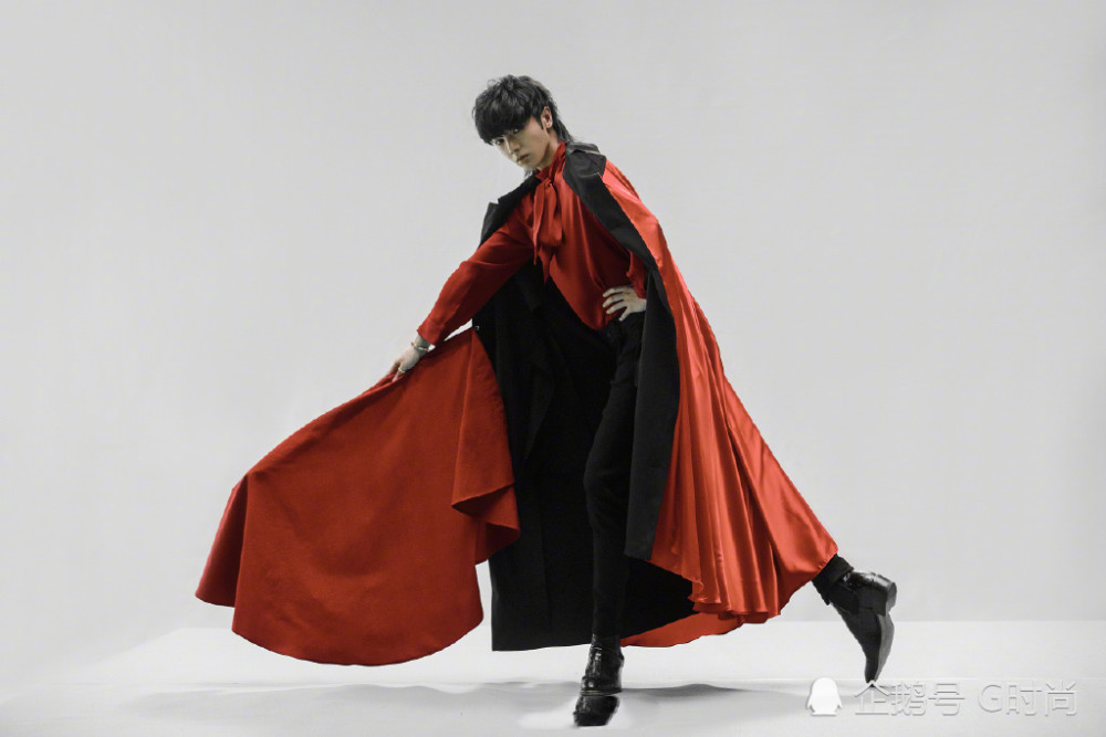 华晨宇身穿长披风斗牛服烘托新专辑主题优雅时尚