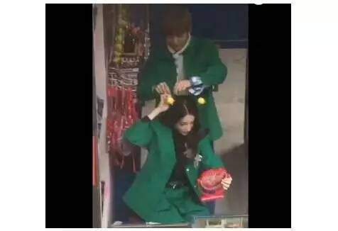 跑男团队现身义乌 鹿晗帮迪丽热巴带头饰