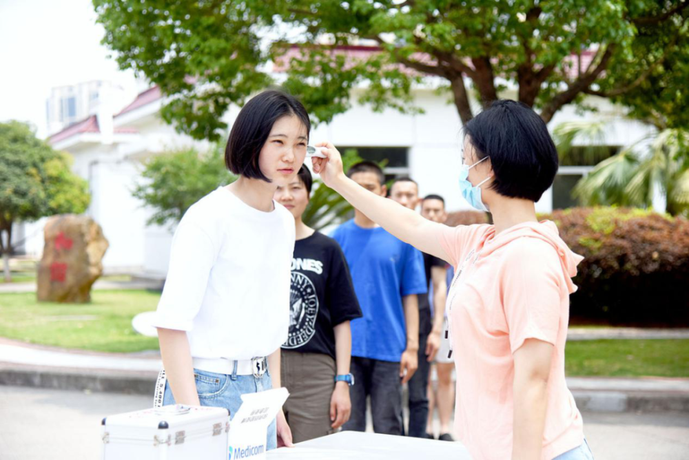 东风快递的军营夜市原来是这样的！网友：看完想去撸个串……