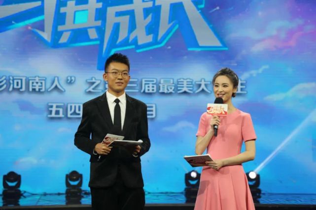 特别节目由河南广播电视台主持人赵靓(右)与河南工业大学学生李纪辰