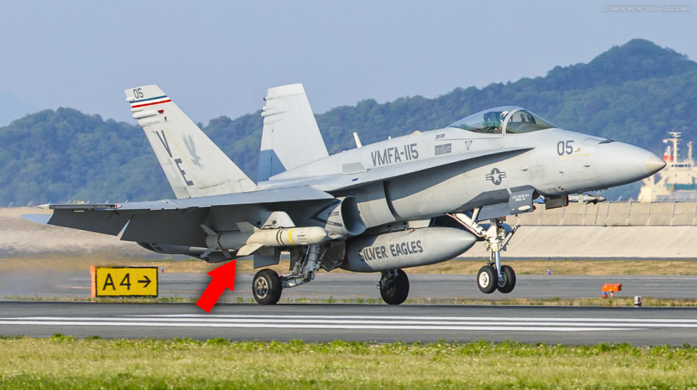 美军陆战队F/A-18战机在日本挂反舰导弹实弹飞行，意图很明显